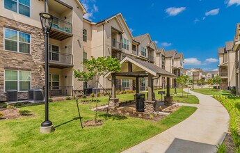 Timbers at Hickory Tree in Balch Springs, TX - Foto de edificio - Building Photo