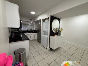 12504 NW 11th Ln in Miami, FL - Foto de edificio - Building Photo