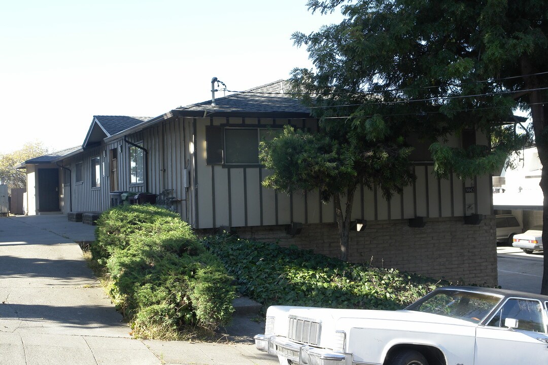 8042 Greenridge Dr in Oakland, CA - Building Photo