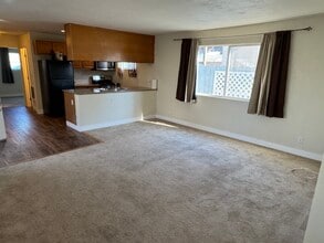 10920 Apricot St, Unit A in Oakland, CA - Building Photo - Building Photo