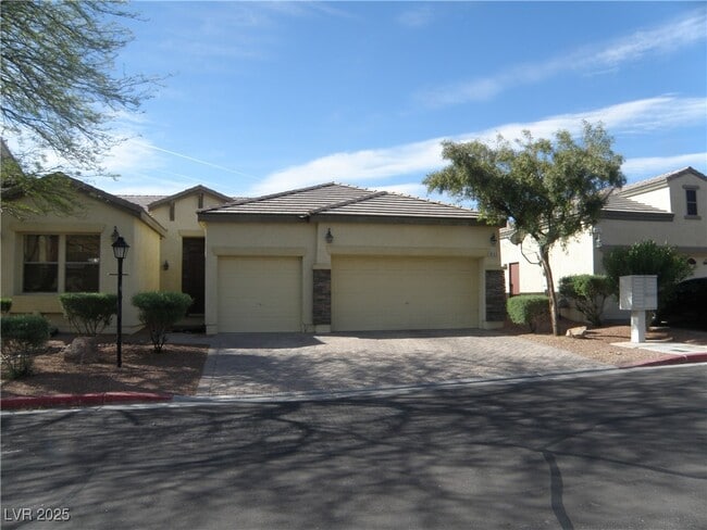 8133 Chestnut Hollow Ave in Las Vegas, NV - Building Photo - Building Photo