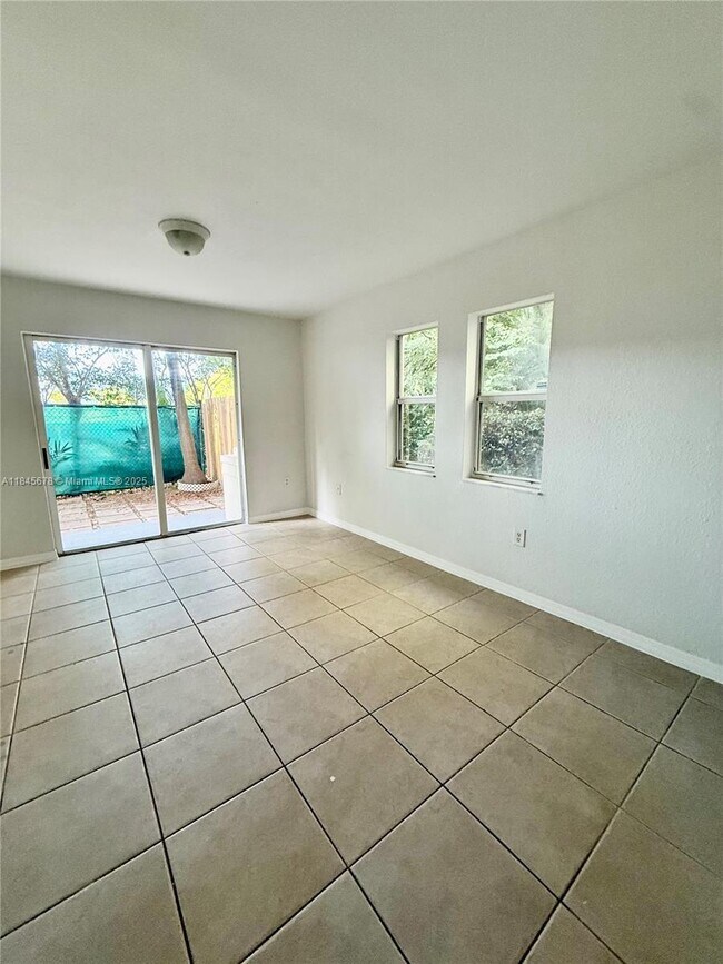 11053 NW 89th Terrace in Doral, FL - Building Photo - Building Photo