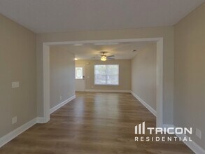 2015 Small Meadows Ct in Fountain Inn, SC - Foto de edificio - Building Photo