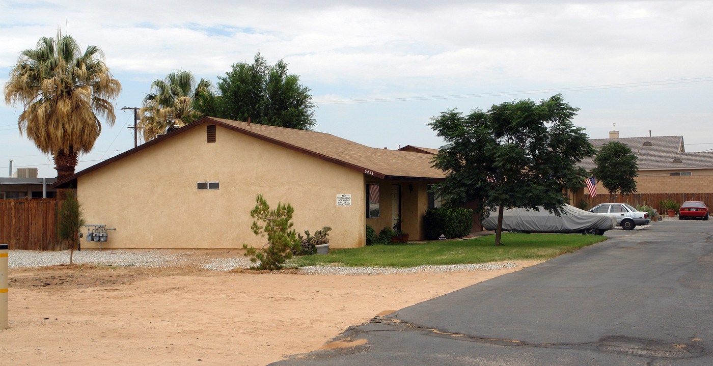 13234 Mohawk Rd in Apple Valley, CA - Foto de edificio