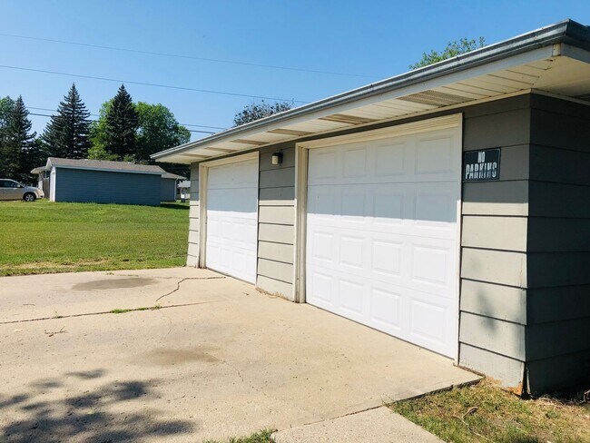 2001-2003 Skyline Dr NW in Minot, ND - Building Photo - Building Photo