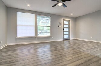 1311 Westmoor Dr in Austin, TX - Building Photo - Building Photo