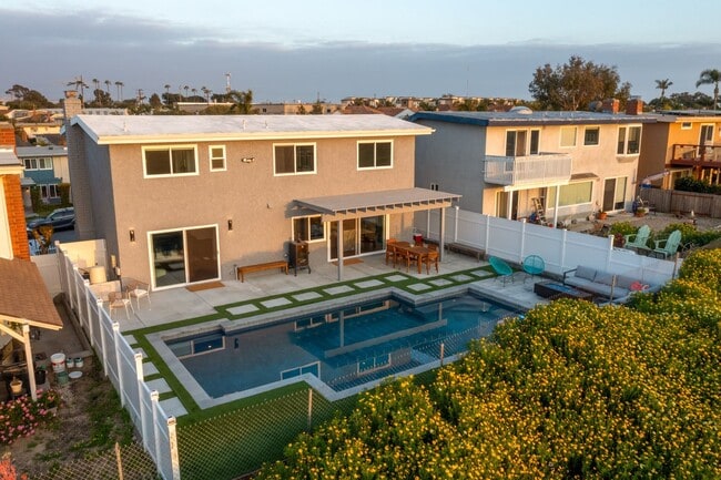 1881 Parkview Cir in Costa Mesa, CA - Building Photo - Building Photo