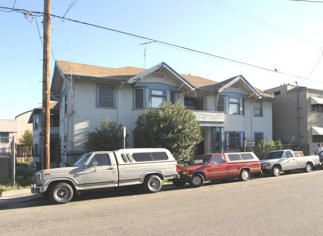 1513 W 11th Pl in Los Angeles, CA - Foto de edificio - Building Photo