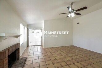 8876 W Michelle Dr in Peoria, AZ - Foto de edificio - Building Photo