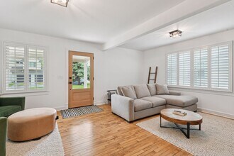 129 Chicago Ave N in Wayzata, MN - Building Photo - Building Photo