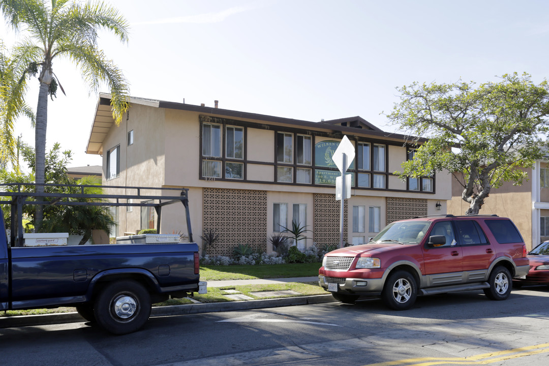 120 E Wilken Way in Anaheim, CA - Building Photo