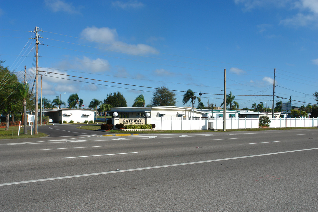 Gateway Mobile Home Park in St. Petersburg, FL - Foto de edificio