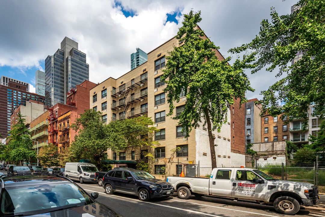 345 E 54th St in New York, NY - Foto de edificio