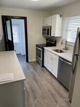 712 Broad St, Unit B in St. Joseph, MI - Foto de edificio - Building Photo