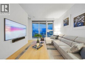 889 Pacific St in Vancouver, BC - Building Photo