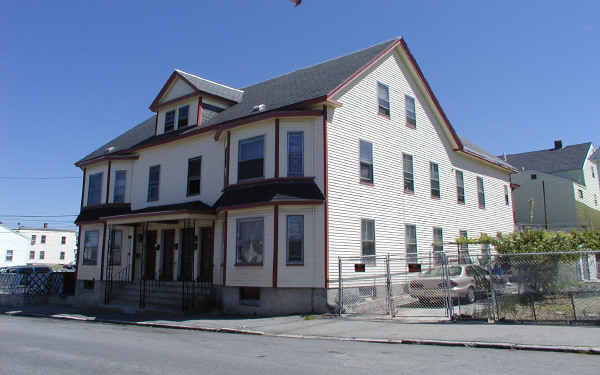 104 Concord St in Lowell, MA - Building Photo