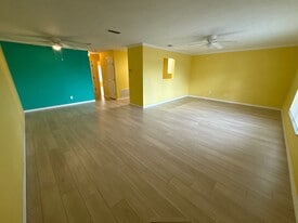 1910 NW 12th Ave, Unit B in Crystal River, FL - Building Photo