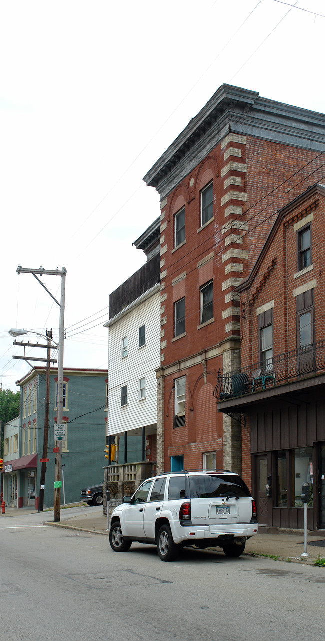 601 Fallowfield Ave in Charleroi, PA - Building Photo - Building Photo