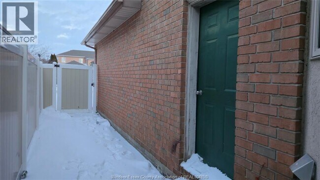 135 WINCLARE Dr in Windsor, ON - Building Photo - Building Photo