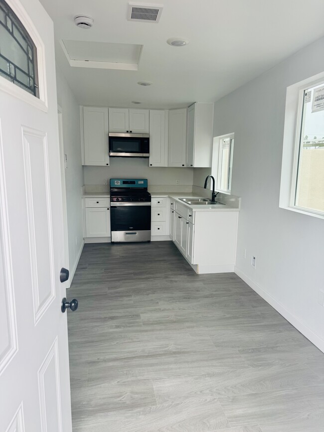 8633 Sideview Dr, Unit B in Pico Rivera, CA - Building Photo - Building Photo