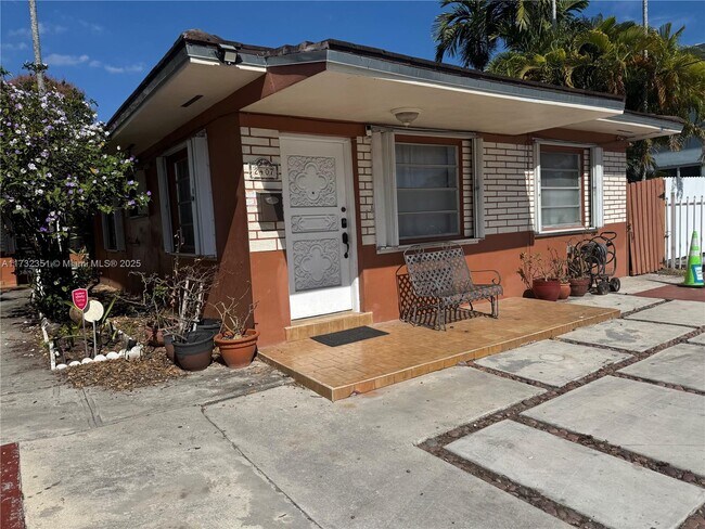 2407 NW 9th St-Unit -1 in Miami, FL - Building Photo - Building Photo