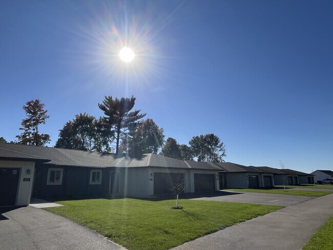 1173 Saint Andrews Dr in Altoona, WI - Building Photo - Building Photo