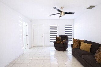 4306 SW 131st Ave in Miami, FL - Foto de edificio - Building Photo