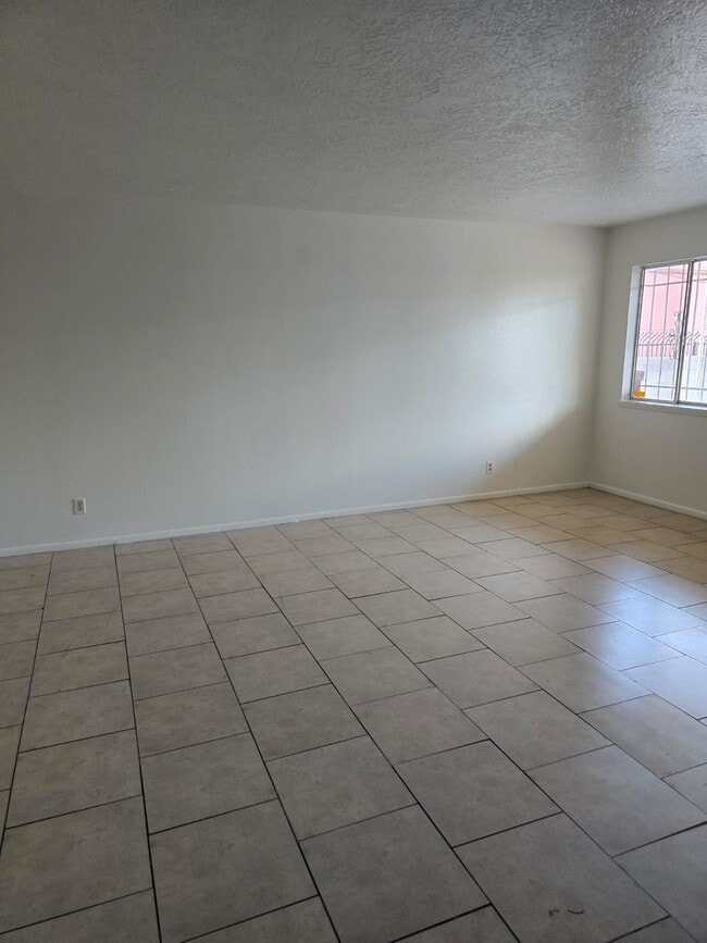 528 Charleston St SE, Unit 3 in Albuquerque, NM - Foto de edificio - Building Photo