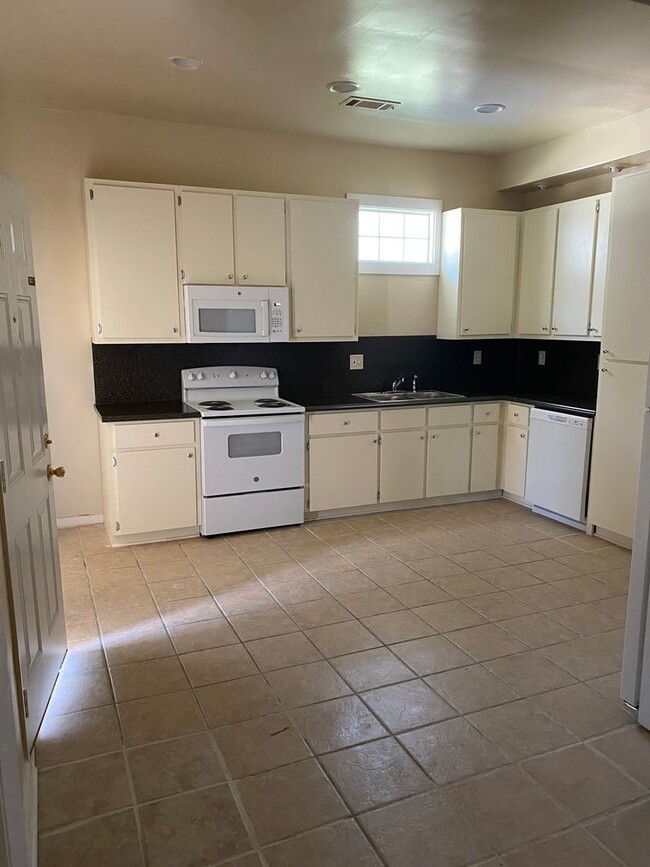 8 Doors in Cols in Columbus, GA - Building Photo - Building Photo