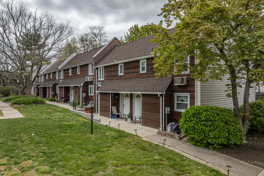 Hickory Leas Condominium in Toms River, NJ - Building Photo