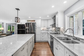 121 Shade St in Lexington, MA - Building Photo - Building Photo