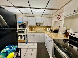 303 NE 187th St in North Miami Beach, FL - Building Photo