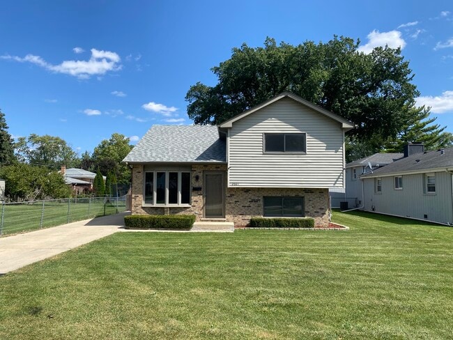 2021 Kirschoff Ave in Melrose Park, IL - Building Photo - Building Photo