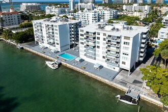Ten Thousand Plaza in Bay Harbor Islands, FL - Foto de edificio - Building Photo
