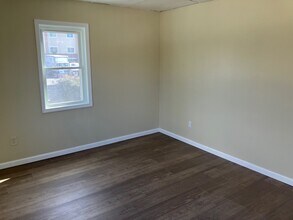 302 Maple Ave, Unit 1 in Westbury, NY - Foto de edificio - Building Photo