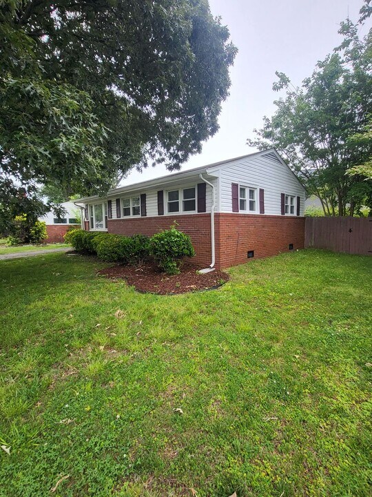5745 Leslie Ave in Norfolk, VA - Building Photo