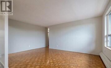 573 N Service Rd in Mississauga, ON - Building Photo - Building Photo