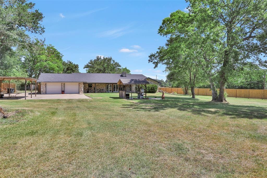 22985 Hwy 105 W in Montgomery, TX - Building Photo