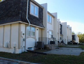 Hilltop Townhomes in Kansas City, KS - Building Photo - Building Photo