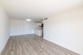 West Point Properties in Hialeah, FL - Foto de edificio - Interior Photo