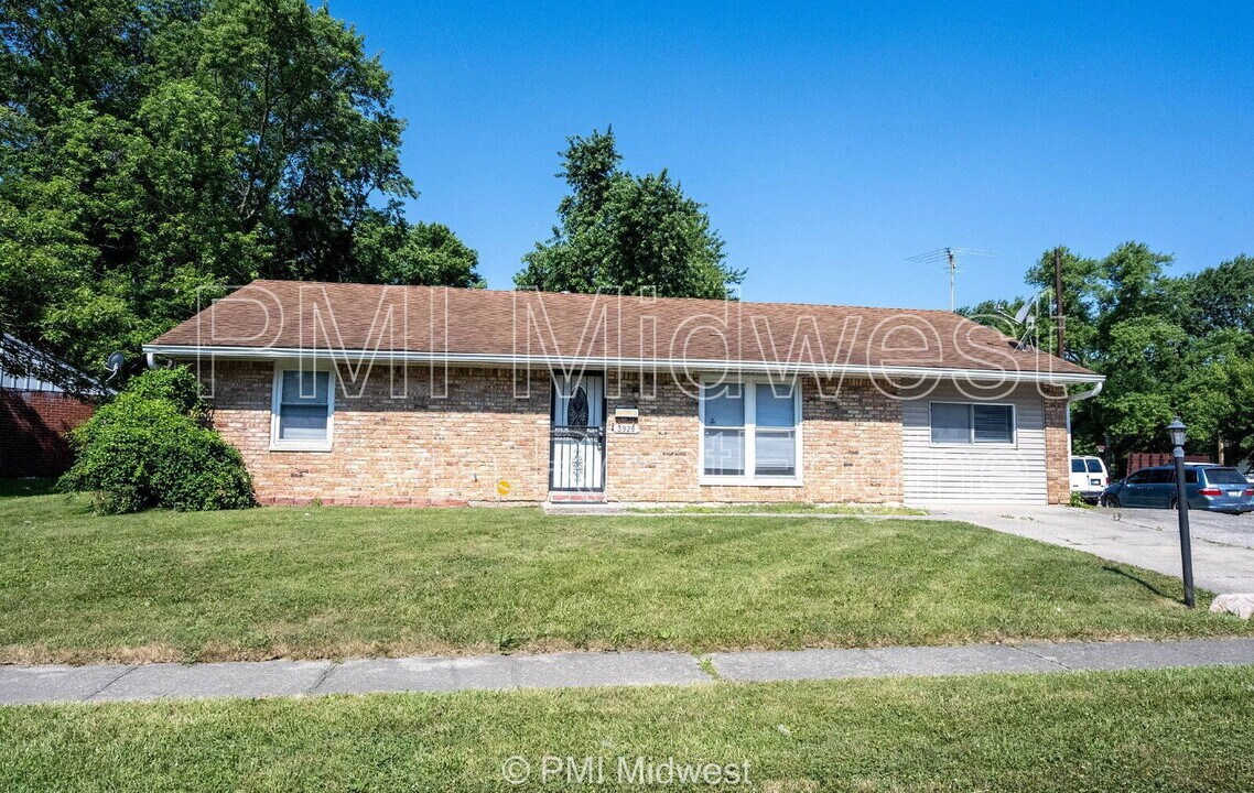 3926 Malibu Dr in Indianapolis, IN - Foto de edificio