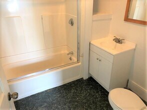 98 N Main Ave in Orono, ME - Building Photo - Building Photo