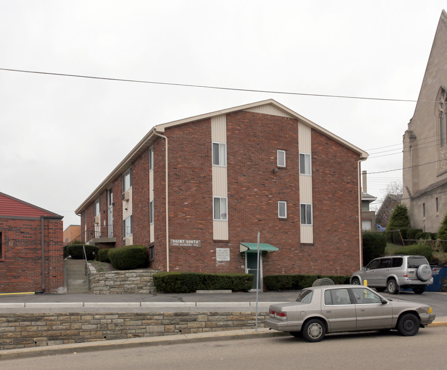 Point South in Pittsburgh, PA - Foto de edificio