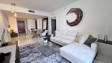 6365 Collins Ave, Unit 3010 in Miami Beach, FL - Building Photo - Building Photo