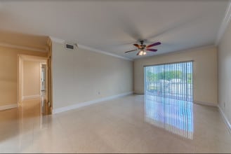 Residences at the Falls in Miami, FL - Foto de edificio - Building Photo