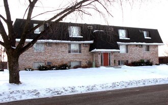Holiday Garden Apartments in Joliet, IL - Building Photo