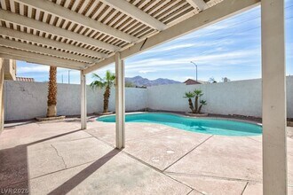 6533 Elk Creek Ln in Las Vegas, NV - Building Photo - Building Photo