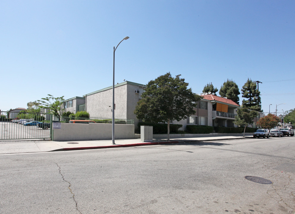 Burbank Oaks Apartments in Sherman Oaks, CA - Building Photo