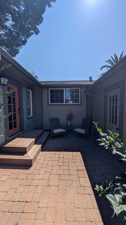 402 Haydon St in Healdsburg, CA - Building Photo