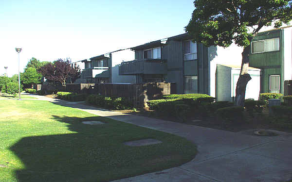 Willowbrook Apartments in Pittsburg, CA - Foto de edificio - Building Photo